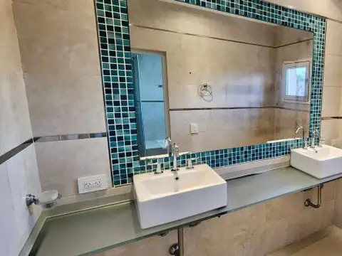 Casa en Alquiler con 2 cocheras