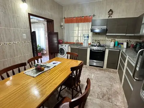 CASA EN VENTA 4 AMB. + DEPTO.  EN HURLINGHAM