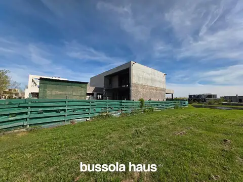 Casa 6 ambientes con 2 baños