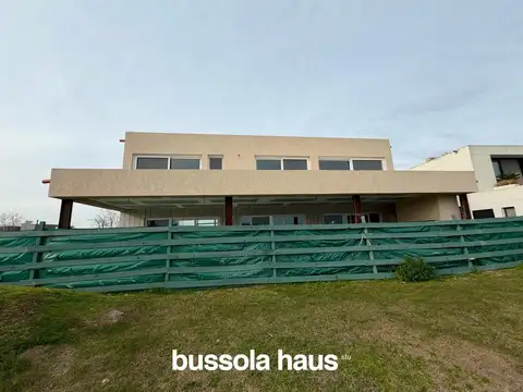 Casa en Venta con 4 cocheras