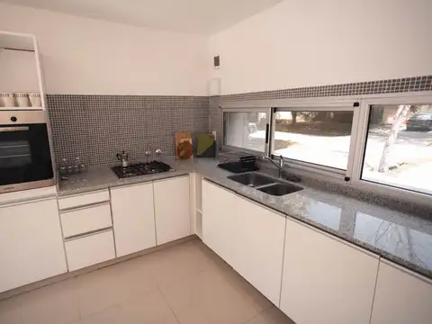 Casa en Alquiler Temporal con 2 cocheras
