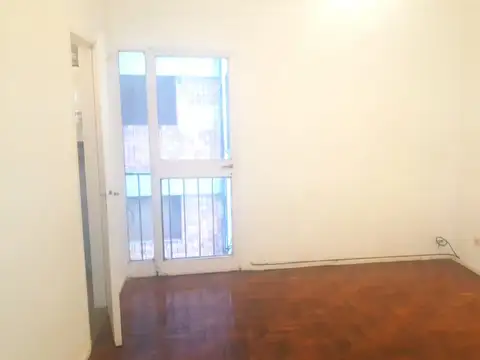 Luminoso departamento de 2 ambientes lateral abierto, living comedor, domitorio y cocina externos.