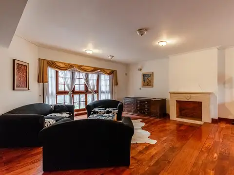 Casa 8 ambientes con 5 baños