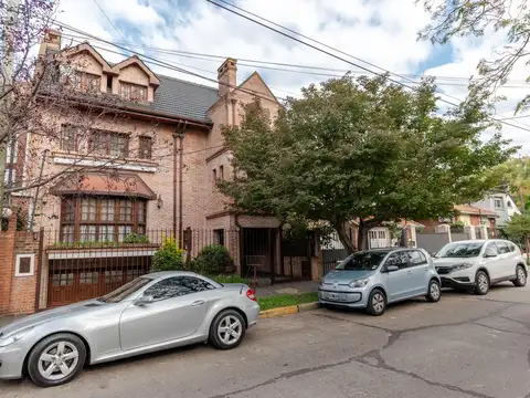 Comodísima casa en venta en Martínez, a pasos del centro comercial y la estación.
