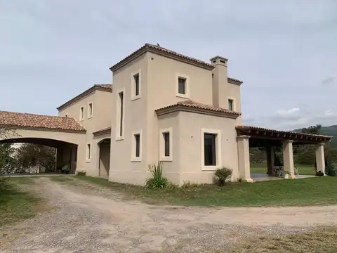 Casa en Venta con 2 cocheras