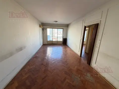 Venta - Departamento - 4 ambientes - Cochera - A refaccionar - Peron 1400