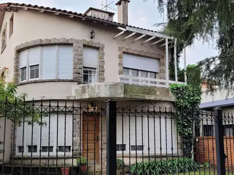 Casa 4 ambientes sobre sarmiento en castelar norte con quincho y pileta