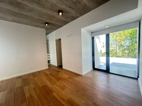 Casa en Alquiler con 3 cocheras