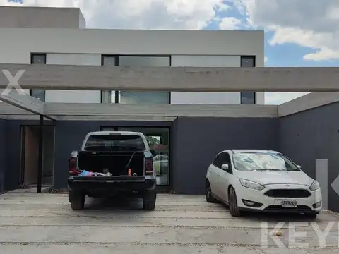 Casa en Venta con 4 cocheras