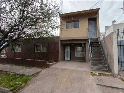 VENTA CASA 2 DORM MAS 2 DEPTOS DE 1 DORM CADA UNO MÁS GALPÓN BARRIO SANTA ISABEL