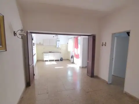 Casa 6 ambientes con 2 baños