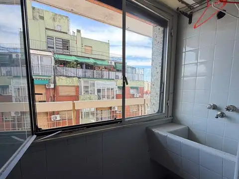 2 AMBIENTES AL FRENTE CON BALCÓN CORRIDO Y COCHERA FIJA – CASTELBAJAC