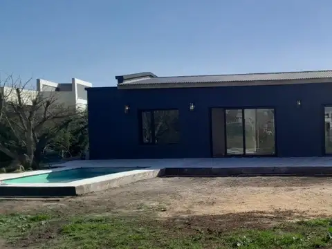 Venta o alquiler Casa de estilo unico en Medal Pilar -