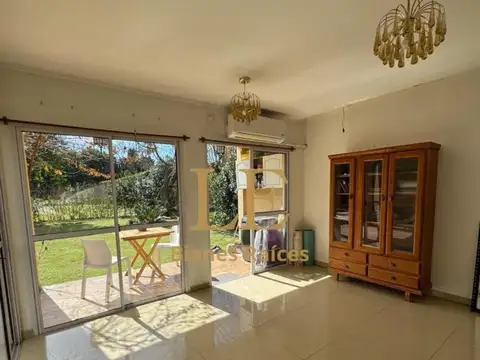 Casa en Alquiler con 2 cocheras