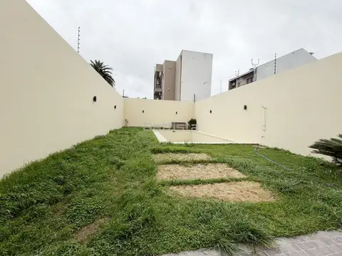 Casa en Alquiler con 3 cocheras