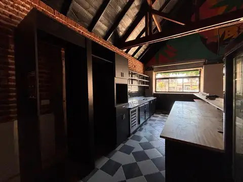 VENTA IMPORTANTE LOCAL CON PATIO SOBRE AVENIDA CONSTITUCION
