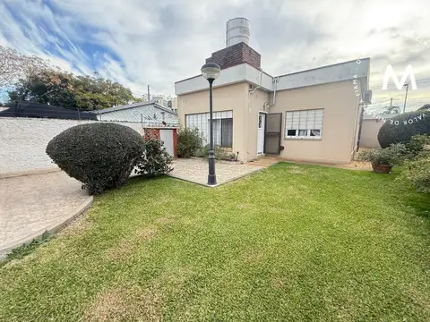 APTO CRÉDITO - Casa en venta de 3 ambientes con cochera y jardín - Villa Ballester