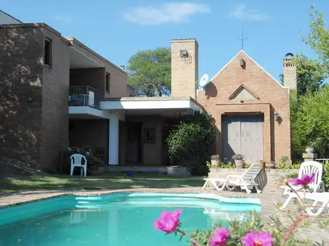 Casa 8 ambientes con 4 baños