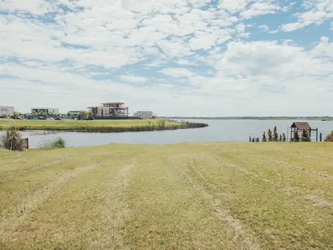 Muy lindo terreno al agua en Barrio Marinas , Puertos !