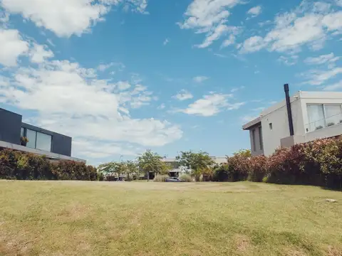 Muy lindo terreno al agua en Barrio Marinas , Puertos !