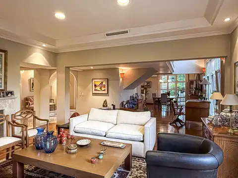 Casa en Alquiler con 4 cocheras