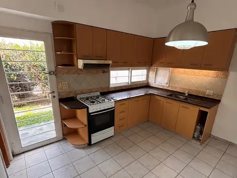 Dúplex 4 ambientes con entrada para 2 autos y jardin en Venta en Villa Ballester