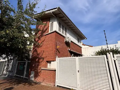 Dúplex 4 ambientes con entrada para 2 autos y jardin en Venta en Villa Ballester