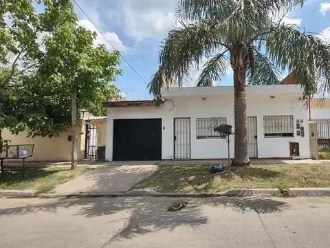 VENTA DE CHALET Y DOS MONOAMBIENTES.-