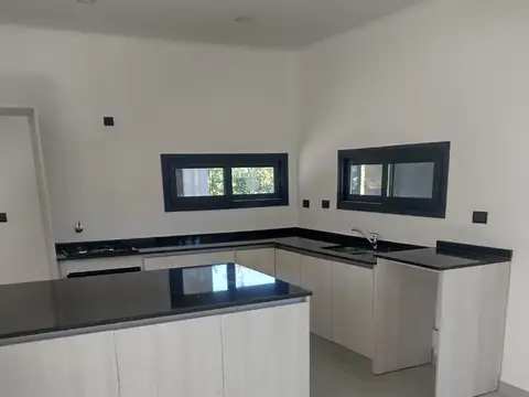 HERMOSA  CASA NUEVA DE CAMPO EN BARRIO SANTA IRENE