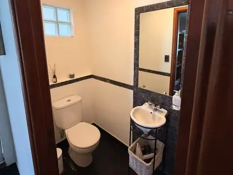 Casa de 4 dormitorios con patio y cocheras en alquiler en City Bell sobre Calle 14 [Cod: 161-1725]