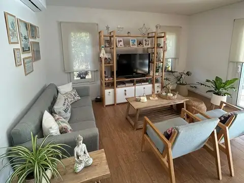 Casa 6 ambientes con 2 baños