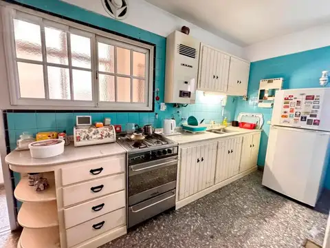 Piso de 5 ambientes con depencencia y balcón al frente