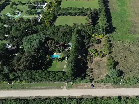 Se vende amplio lote-Parquizado-Reconquista