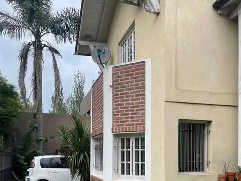 CASA EN VENTA EN CITY BELL - PARQUE Y PILETA