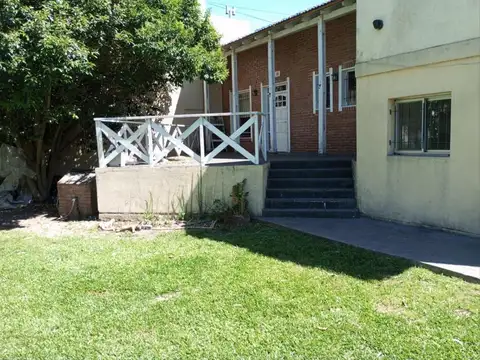 CASA EN VENTA EN CITY BELL - PARQUE Y PILETA