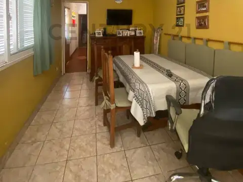Casa 6 ambientes con 1 baño