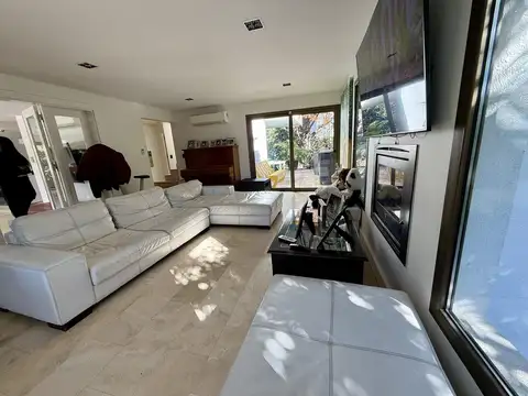 Casa en Venta con 3 cocheras