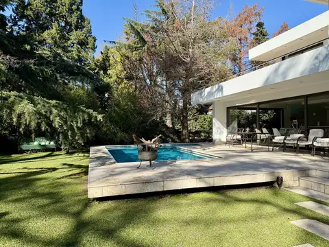 Casa renovada con piscina y lote central en El Barranco, Pilar – lista para mudarse