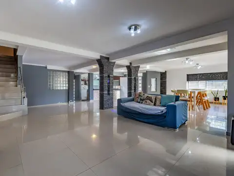 VENTA | PERMUTA - Casa de 5 dormitorios con cochera y jardín - Ibarlucea.