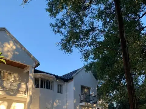 Casa 9 ambientes con 3 baños