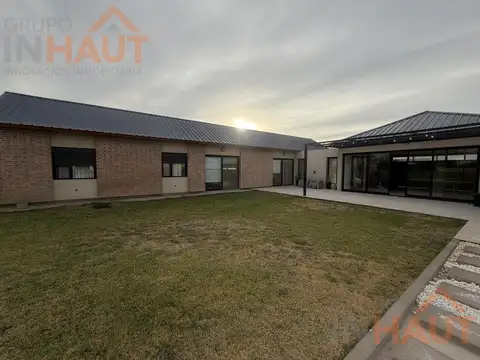 Casa en Venta con 2 cocheras