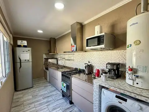 Casa 4 ambientes con 2 baños