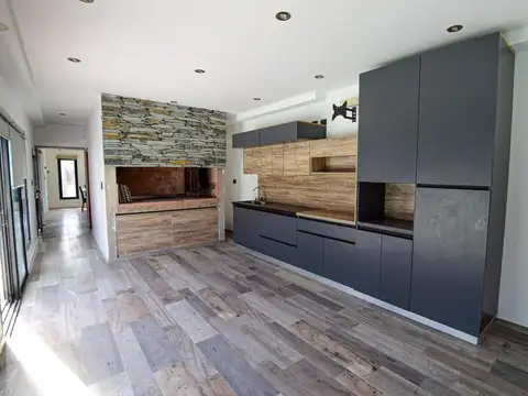 Casa 4 ambientes con 2 baños