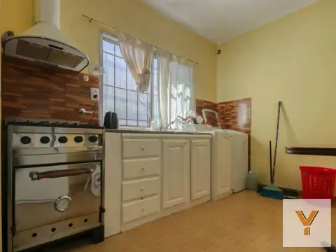 Casa 15 ambientes con 5 baños