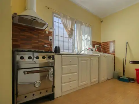 Casa 15 ambientes con 5 baños