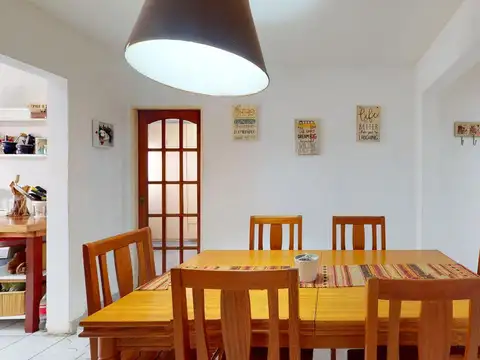 Casa 6 ambientes con 2 baños