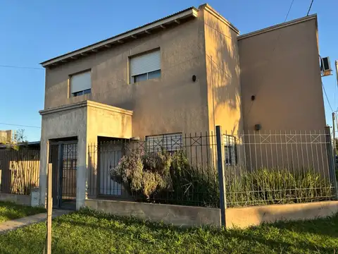 CASA EN VENTA EN PERGAMINO CON PATIO 