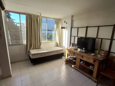 Departamento en alquiler de dos ambientes frente a Unicenter muy amplio y luminoso