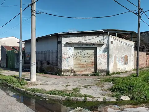Venta en block de 2 galpones y casa a reciclar en Plátanos.