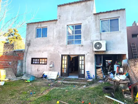 Casa 5 ambientes con 2 baños